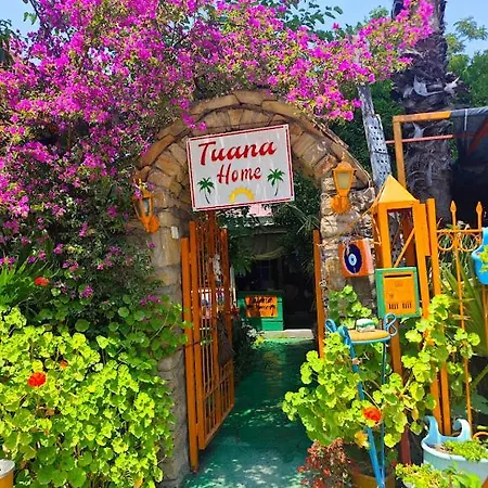 Tuana Garden Bed & Breakfast Side