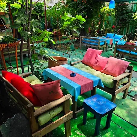 Tuana Garden Bed & Breakfast Side