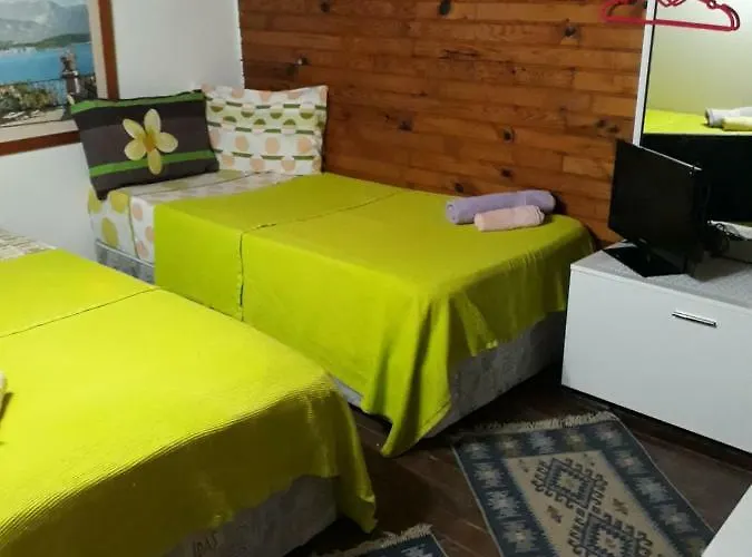 Tuana Garden Bed & Breakfast Side
