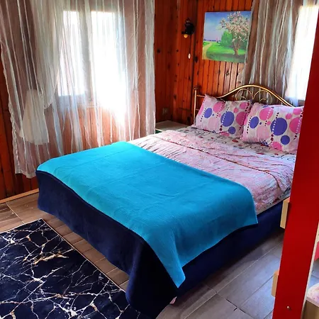 Tuana Garden Bed & Breakfast Side